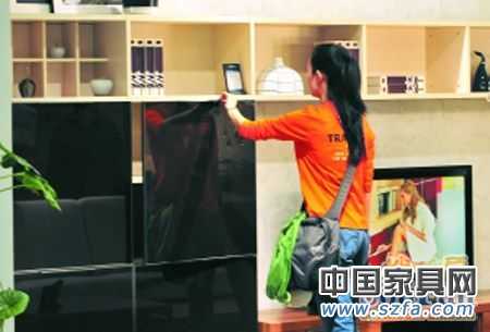板材和其他材料的結合，成為板式家具設計的一個方向