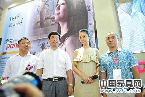 派尼爾家居代言人林心如與中國家協理事長朱長嶺、派尼爾家居總經理鄧啟平合影