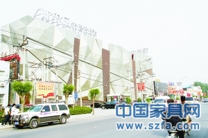 飾界風以專業飾品賣場的形象獨立于十里河東段,銀灰色的裝修讓其很不醒目,位置欠佳、定位失策是其敗北的重要因素。