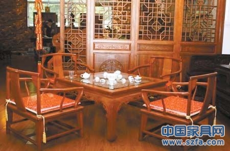 屏風(fēng)、瓷器、奇石等配以紅木家具更顯濃郁中國風(fēng)